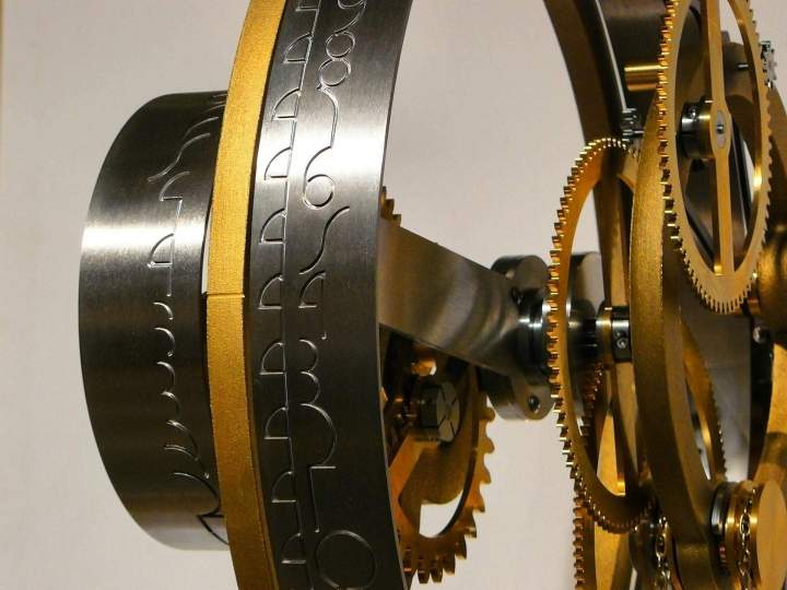 Mécanismes d'une horloge Châtillon